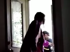 Mujer bonita gime y  ...