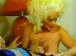 Blondie se masturba  ...