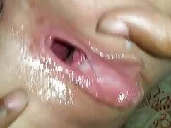 Nata juguetea con un ...